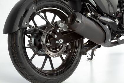 El rodado delantero es 110 / 70 – 1 y el trasero 120 / 70 – 17