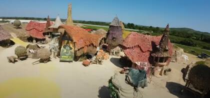 El rodaje exigió que edificaran diferentes cabañas con particulares tonalidades y techos de paja