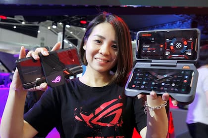 El Asus ROG Phone con el ventilador trasero (izq.), y unido a la pantalla secundaria (der.)