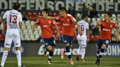 El Rojo, a un paso de las semifinales tras golear en Paraguay