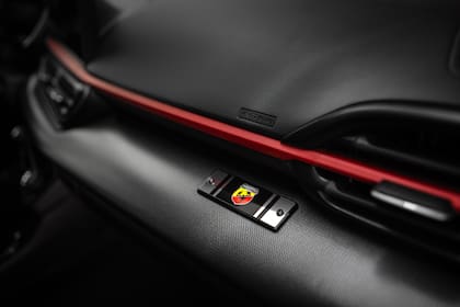 El rojo contrasta con el interior oscurecido del Abarth