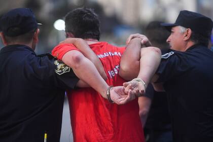 El Rojo está atrapado en su propio laberinto y vive en conflicto con la ley.