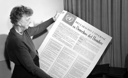 el rol de Eleanor Roosevelt en la Declaración Universal de los Derechos Humanos fue central y decisivo. No solo fue una figura simbólica, sino que lideró activamente el proceso de redacción y negociación de uno de los documentos más importantes del siglo XX. ( Foto: US National Archives and Records Administration)