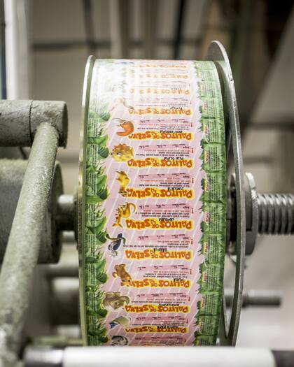 El rollo de envoltorios, colocado en la bobina y listo para cubrir los masticables.
