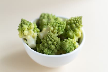 El romanesco es apto para consumo de: personas con colesterol elevado, quienes necesiten mejorar el tránsito intestinal y la función inmunológica y personas que sigan el patrón de alimentación DASH