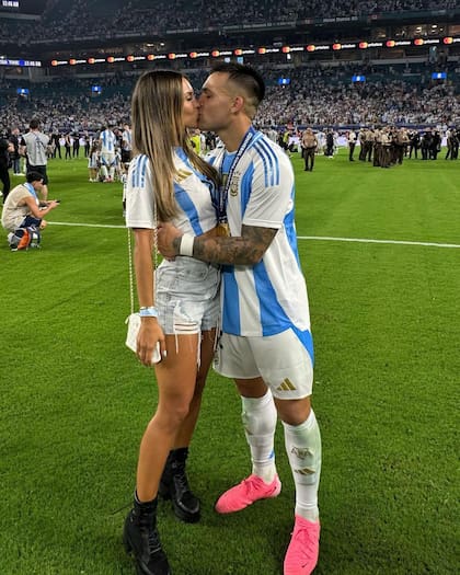 El romántico beso de Agus Gandolfo y Lautaro Martínez tras la victoria en la final de la Copa América (Foto/Instagram: @agus.gandolfo)