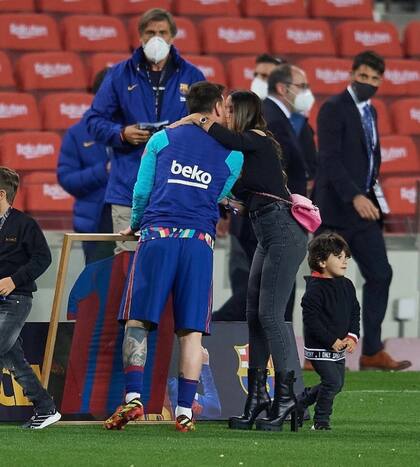 El romántico beso de Messi y Antonela en el Camp Nou