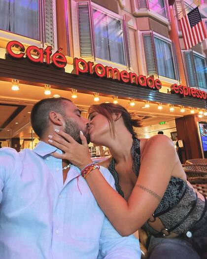 El romántico beso de Occhiato y Peña (Foto: Instagram @florjazminpe=