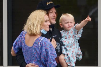 El romántico paseo de Diane Kruger y Norman Reedus, con su pequeña hija