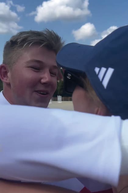 El romántico reencuentro tras la victoria.