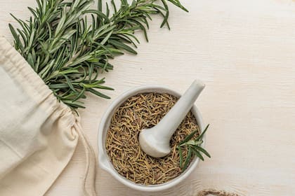 El romero es un aliado ideal para tener en el hogar, tanto para la cocina como para la limpieza