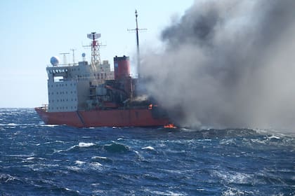 El rompehielos Almirante Irízar envuelto en llamas