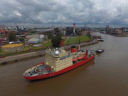 El rompehielos Almirante Irízar parte a la campaña Antártica