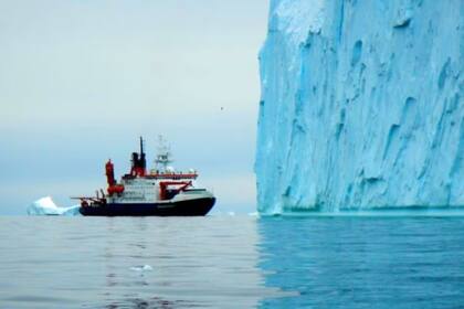 El rompehielos de investigación “Polarstern” durante la perforación de sedimentos en la Antártida