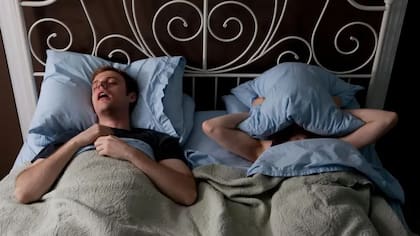 El roncar puede ser señal de que sufres de apnea obstructiva del sueño.