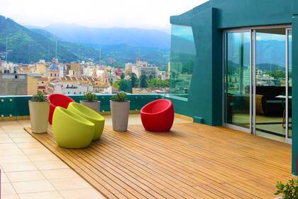 El rooftop de Brizo Salta es uno de sus puntos fuertes, con vista a la ciudad y los cerros.