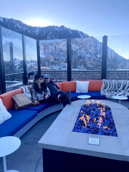 El rooftop WET Deck del W Aspen es el único que abre todo el año, ideal para tomar un cocktail con vista a las montañas.