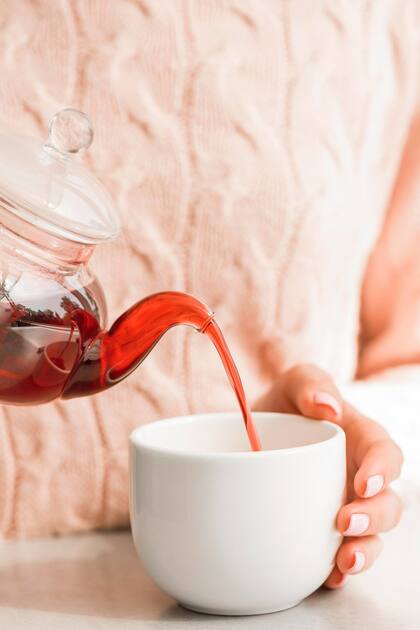 El rooibos es una planta típica de sudáfrica. Las hojas de este arbusto se dejan oxidar al sol; este proceso es el que le proporciona a la planta el sabor y el color rojo característico.