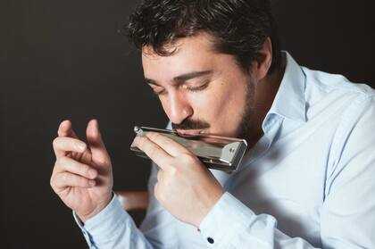 El rosarino Franco Luciani, heredero de Hugo Díaz, uno de los mejores armonicistas del mundo