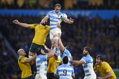 El rosarino Leo Senatore, jugando para los Pumas
