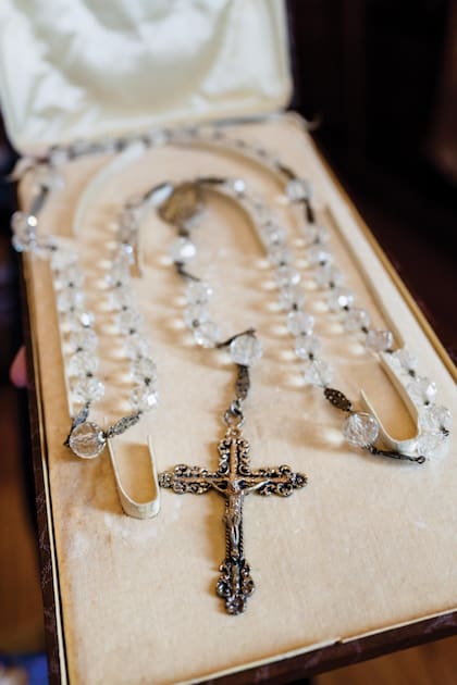 El rosario, de cristal de roca, que llevó la novia perteneció a su abuela materna, Marta Speroni de Repetto.