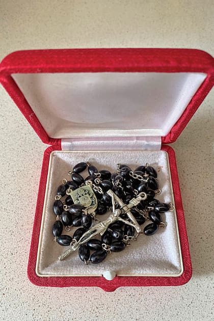 El rosario que Francisco le regaló a su sobrino en marzo de 2024. “Lo guardo como un tesoro. Además, me dio una estampita, que
pegué en la heladera, donde lo tengo cerca y visible. Cada vez que paso por la cocina, beso
la estampita”, dice