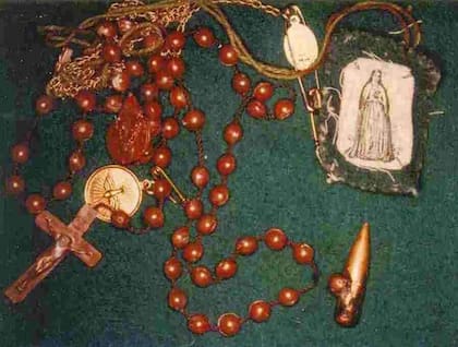 El rosario que llevaba Vizoso Posse y la bala con la cuenta fundida