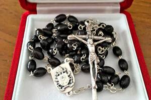 Según la mujer de Amado Boudou, el Papa le envió un rosario bendecido