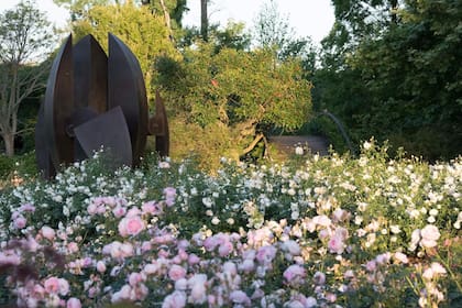 El rosedal ocupa un lugar de privilegio y reúne mil rosales.