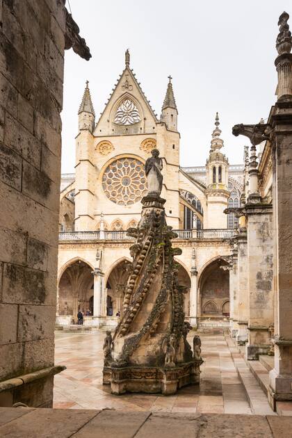 El rosetón de la catedral de León, visto desde el claustro.