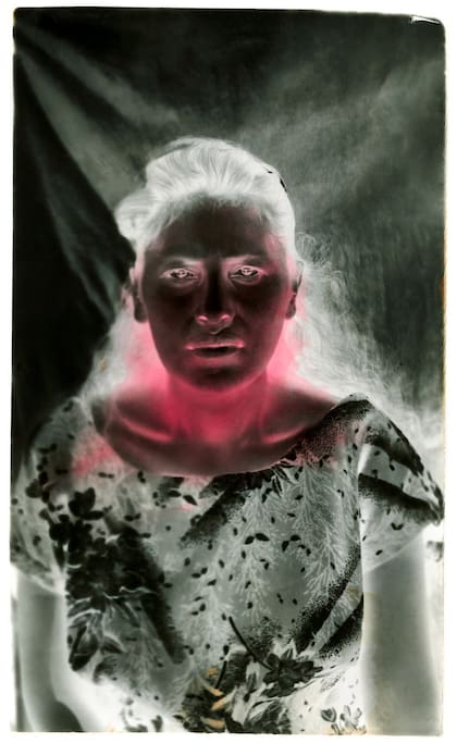 El rostro como incógnita. Obra de la artista peruana Milagros de la Torre, de la serie Bajo el sol negro, exhibió por la galería Rolf Art