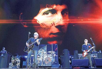 El rostro de Entwistle, detrás de Daltrey y Thownshend