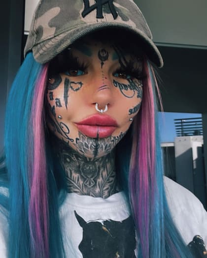 El rostro de la modelo australiana después de someterse a un tatuaje en sus globos oculares
Foto: @amberluke666
