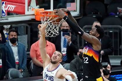 El rostro de sufrimiento de Ivica Zubac presagia la derrota de los Clippers; Deandre Ayton ganó un partido increíble para Phoenix, con una volcada impactante en la NBA