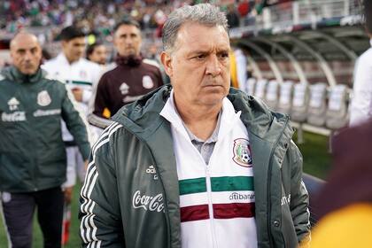 El rostro serio de Martino, en un partido favorable para México