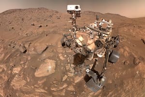 El rover Perseverance se tomó una selfie el 23 de julio de 2024 junto a la roca marciana conocida como Cheyava Falls (Wikimedia Commons/NASA)