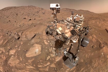 El rover Perseverance se tomó una selfie el 23 de julio de 2024 junto a la roca marciana conocida como Cheyava Falls (Wikimedia Commons/NASA)