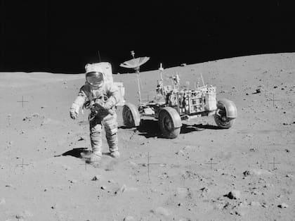 El rover pesaba solo 210 kilos en la Tierra, que equivalía a aproximadamente a 35 kilos en la Luna debido a la menor gravedad