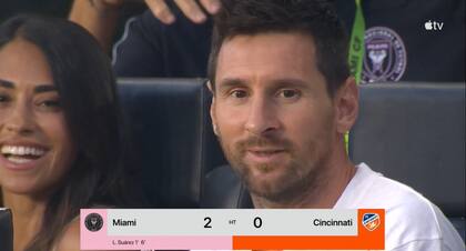 El rsotro de Lionel Messi tras el beso de Anto