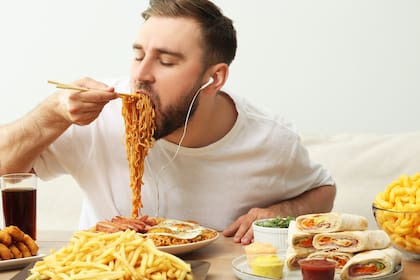 El ruido de la comida se activa, obligando a la persona a ingerir más calorías de las que el cuerpo puede manejar sin almacenar algunas en forma de grasa