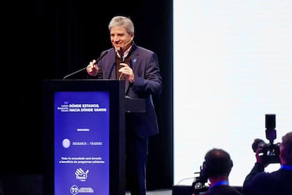 El ruido de los aviones que bajan a Aeroparque se mezclaba con los aplausos: Caputo prometió que 2027 será el año de mayor crecimiento de la gestión y que la economía se encargará de demostrar que el rumbo es el correcto