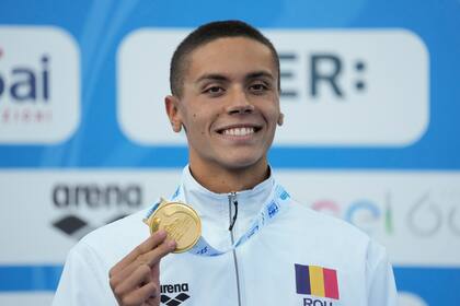 El rumano David Popovici muestra con orgullo la medalla de oro conseguida en el Campeonato Europeo de Natación, en Roma: ganó los 100 metros libres con récord mundial, una marca que no se quebraba desde 2009