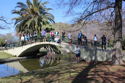 El Running Team del Club Ciudad, en el puente por el que se accede a la isla de Muni