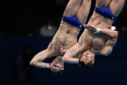 El ruso Aleksandr Bondar y el ruso Viktor Minibaev compiten para ganar el bronce en el evento final masculino de clavados sincronizados de plataforma de 10 metros durante los Juegos Olímpicos de Tokio 2020 en el Centro Acuático de Tokio en Tokio el 26 de julio de 2021