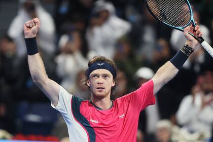 El ruso Andrey Rublev juega frente a Taylor Fritz