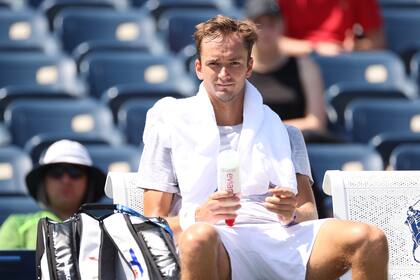 El ruso Daniil Medvedev, campeón defensor en el US Open, buscando concentración en una práctica en Nueva York