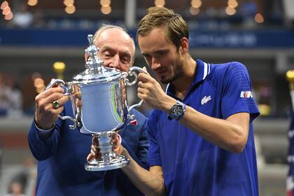El ruso Daniil Medvedev, campeón del US Open 2021, con una leyenda del tenis como Stan Smith.