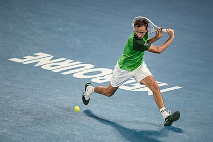 El ruso Daniil Medvedev ensaya un revés durante la semifinal del Australian Open ante el alemán Alexander Zverev