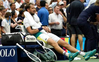 El ruso Daniil Medvedev espera desplomado en su silla y con toallones con hielo en una de las pausas de su partido ante Andrey Rublev en el US Open.