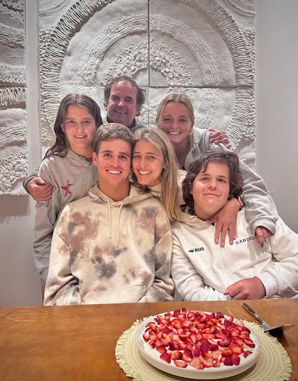 El Ruso de cumpleaños, con sus hijos Luján, Pampa, Cruz y Pedro, y su mujer, Paz